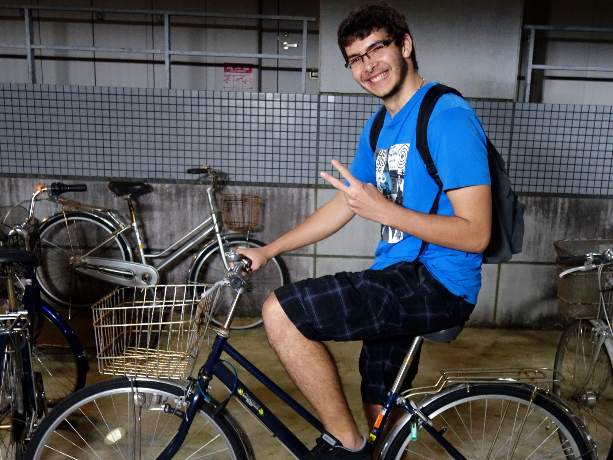 「留学生に無料で自転車を差し上げます。」