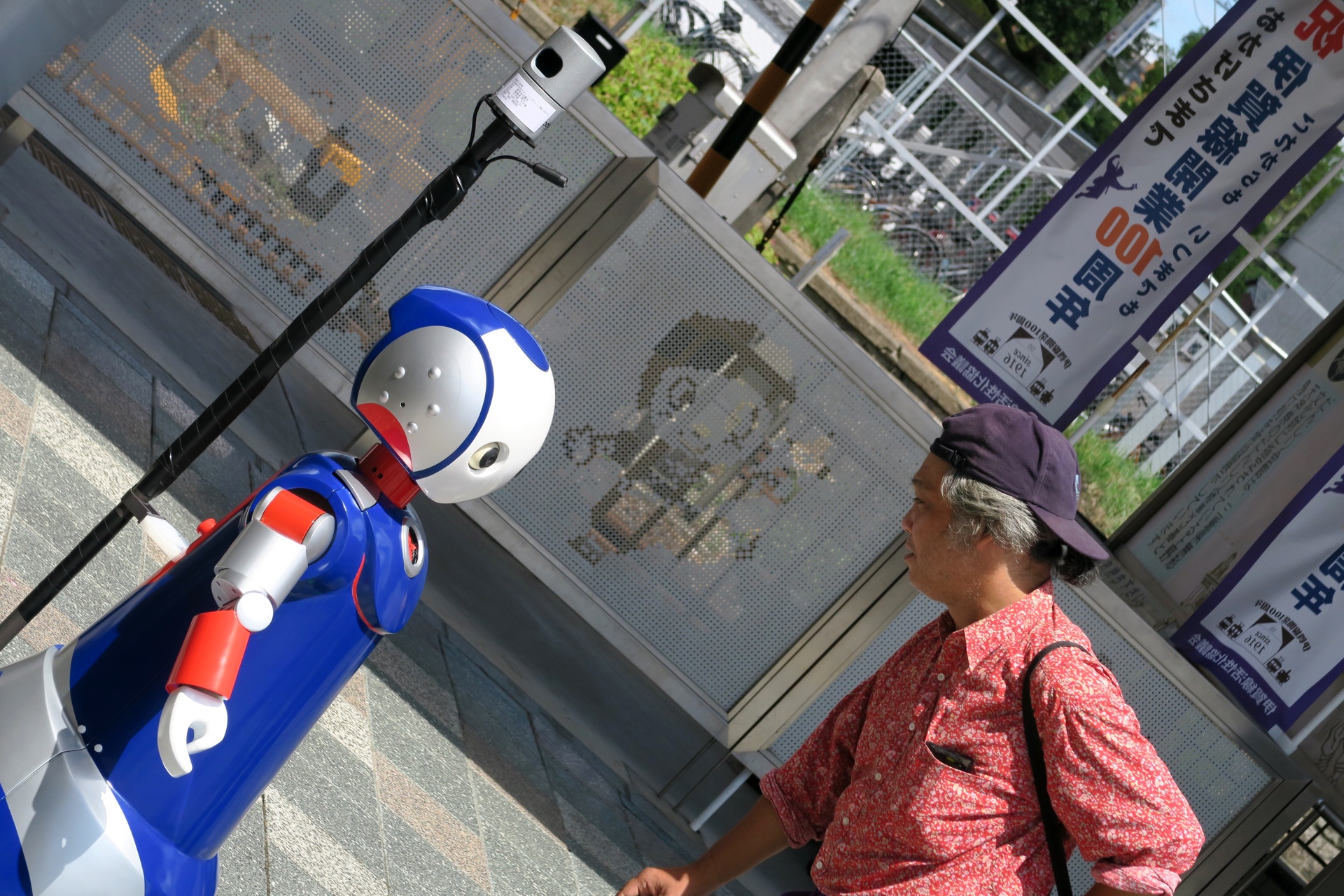 Robovieの自然な会話に驚く観光客。