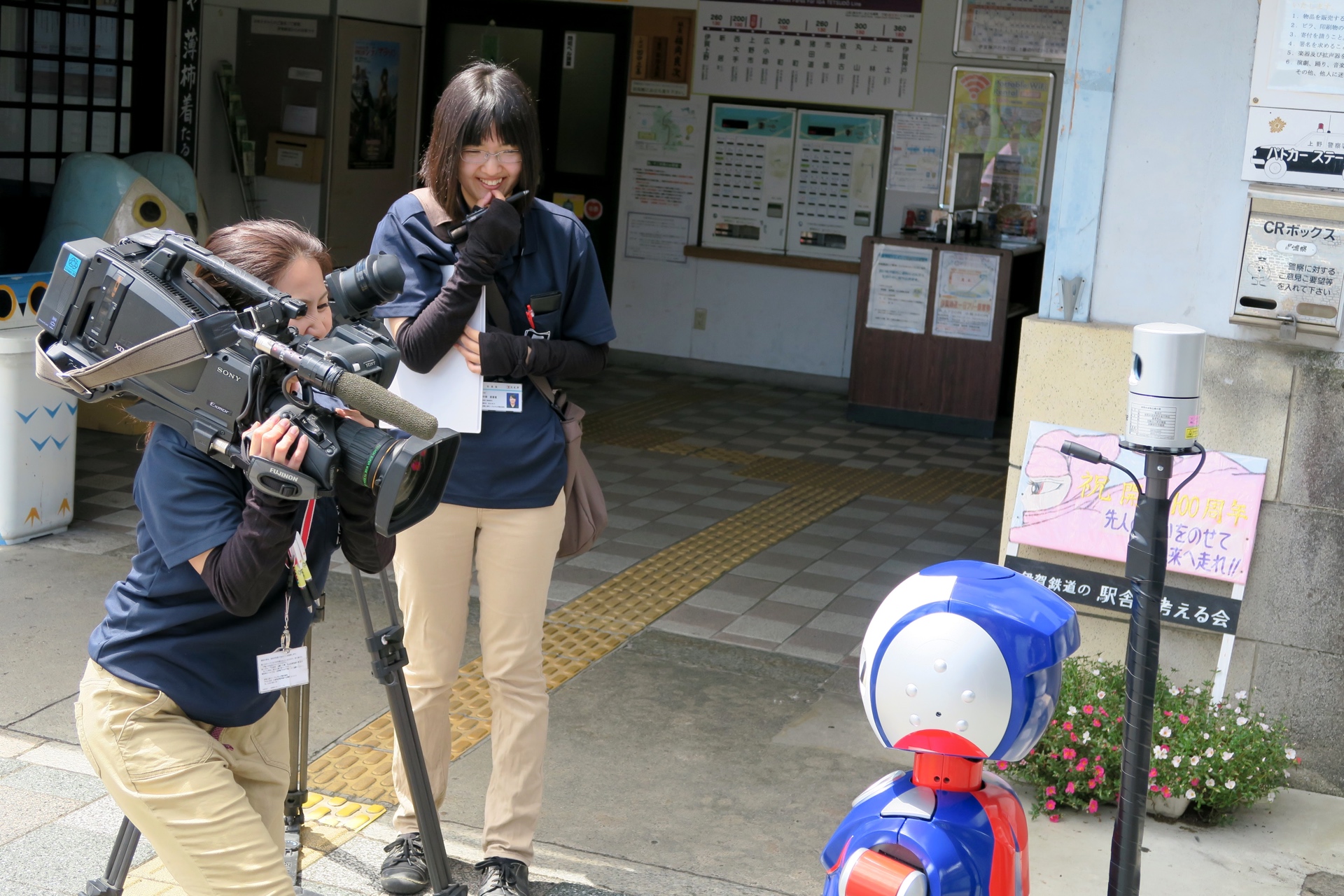 Robovieとの会話を楽しむローカル番組のレポーター。