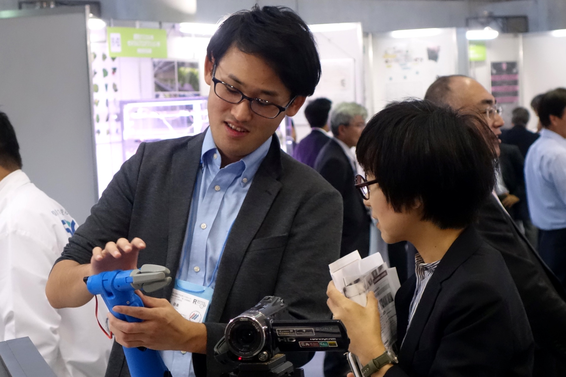 Master's student Sung-Gwi Cho explaining the 3D-printable prosthetic hand Finch designed for amputees.