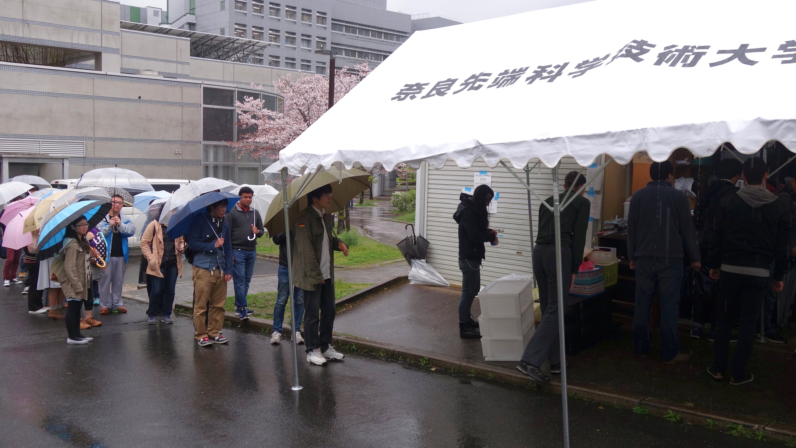 Queue at the 2nd Reuse Market event, held in 2016.