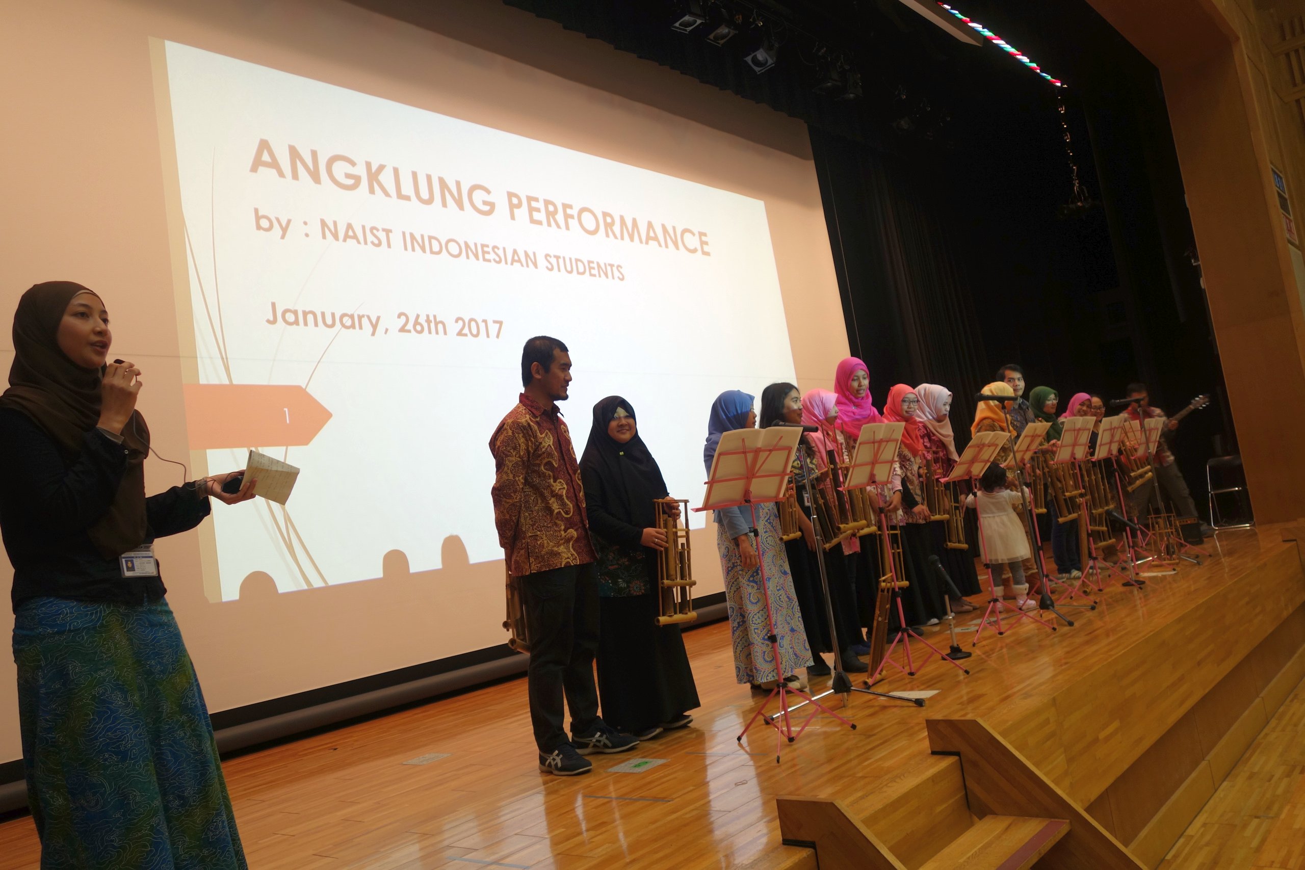 In Angklung, every instrument plays only one note and the band follows a melody by alternating players quickly.