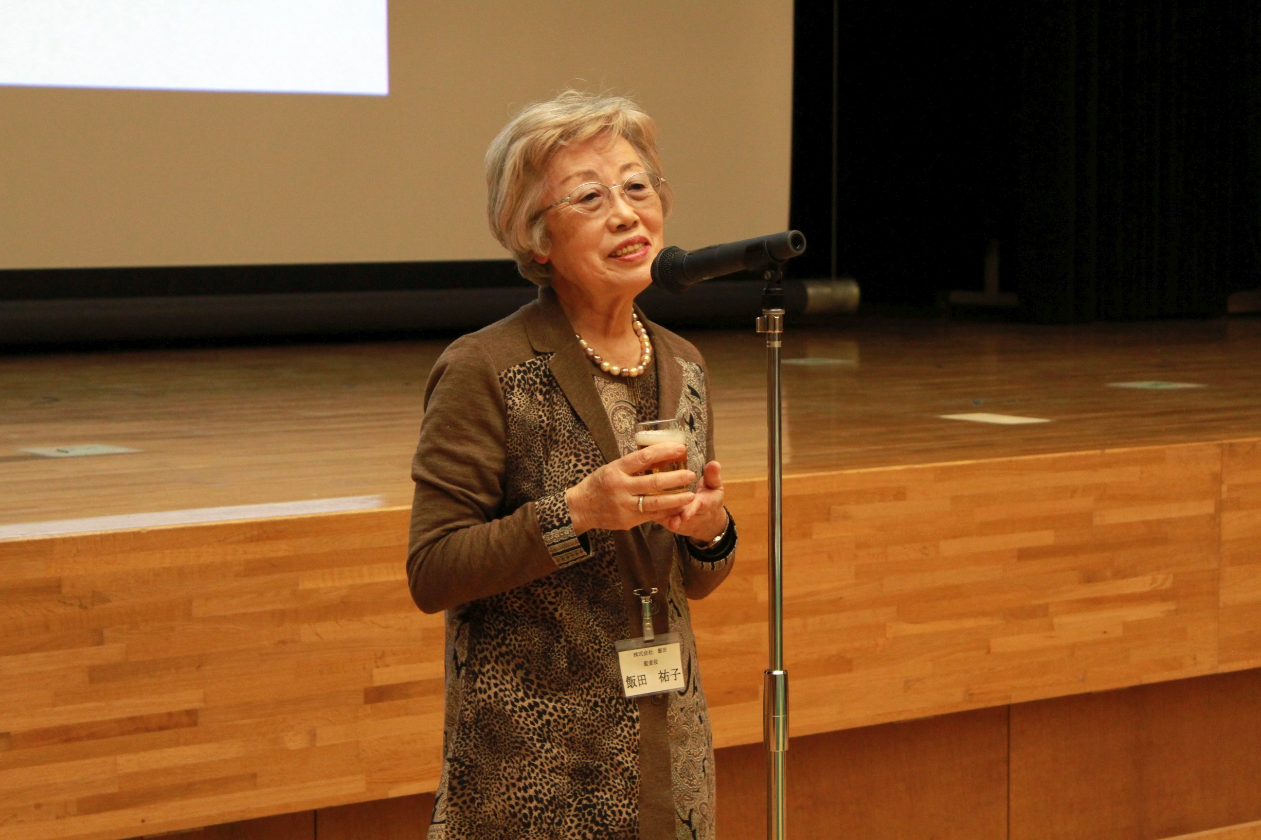 Guest of honor Ms. Iida holds a speech before the opening kanpai.