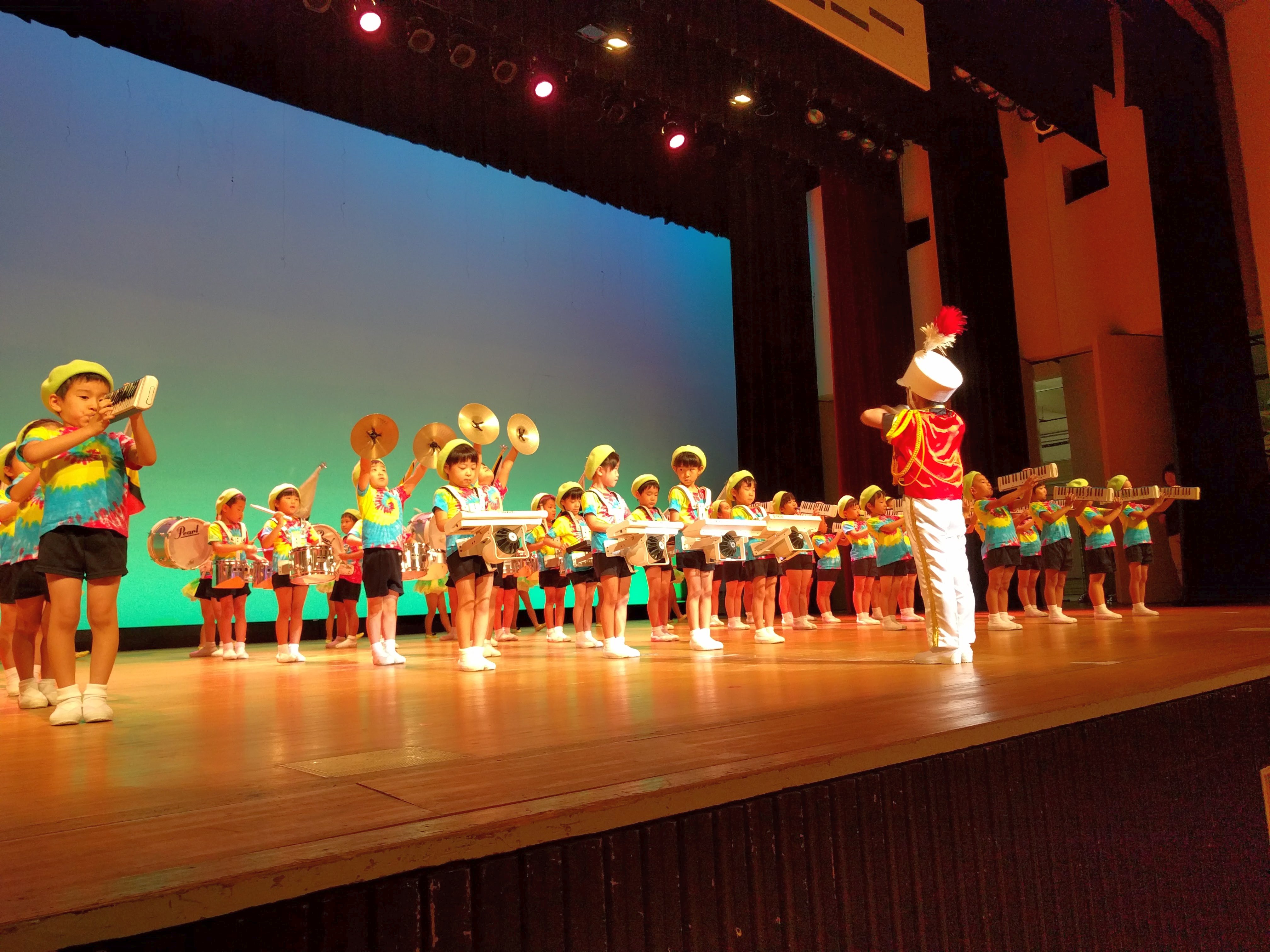 The primary school kids of Komatsu perform an orchestra song to welcome the Japan TENT participants.
